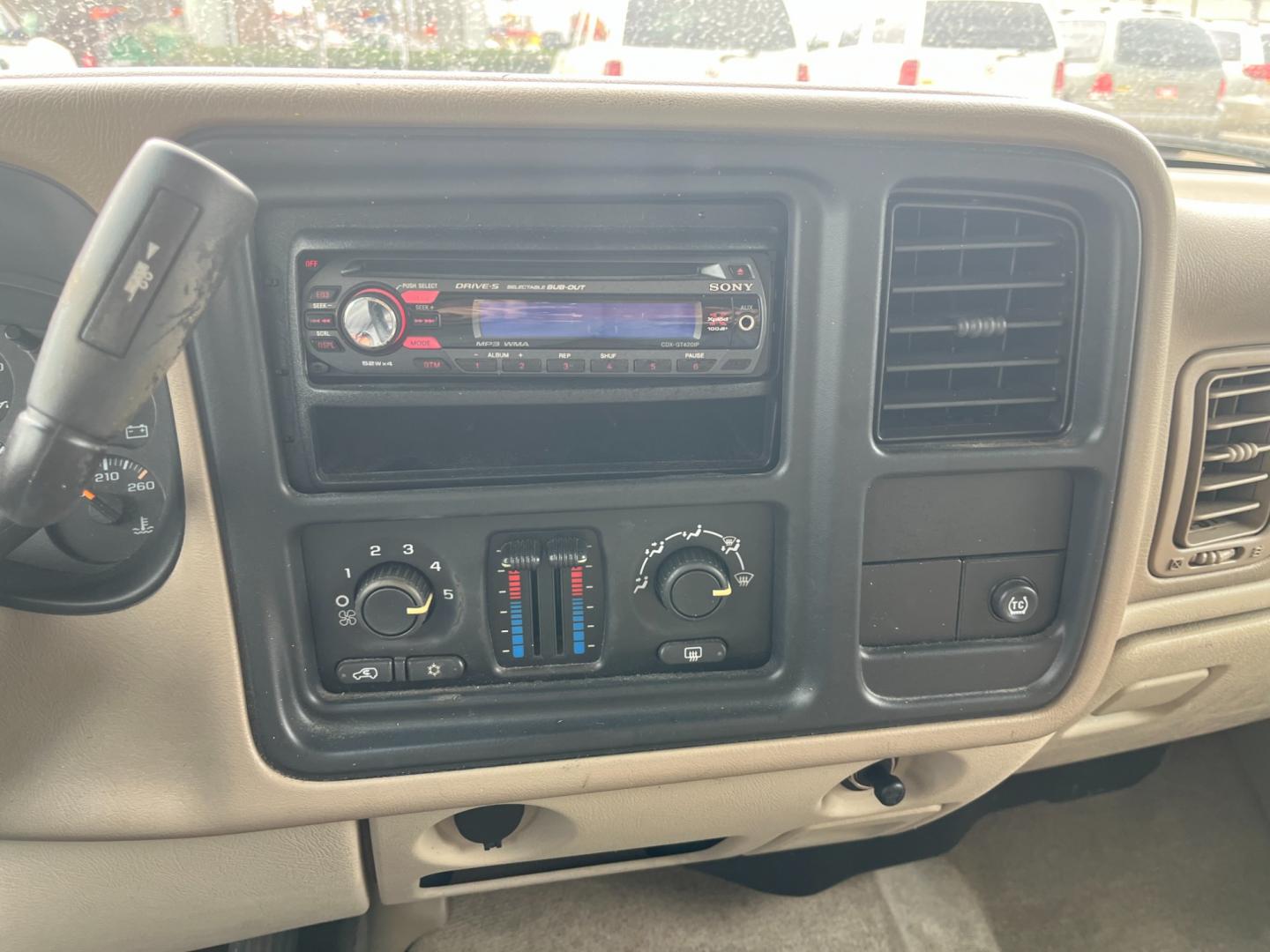 2004 green /TAN GMC Yukon 2WD (1GKEC13V94R) with an 4.8L V8 OHV 16V engine, 4-Speed Automatic Overdrive transmission, located at 14700 Tomball Parkway 249, Houston, TX, 77086, (281) 444-2200, 29.928619, -95.504074 - Photo#13